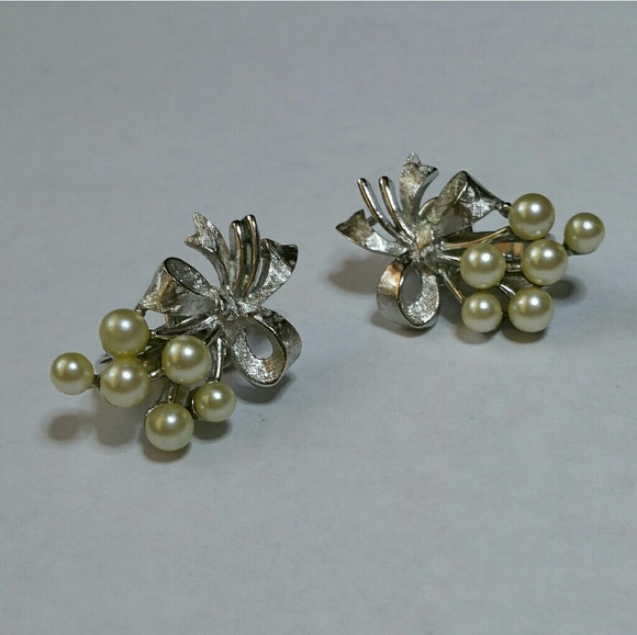 Vintage Trifari silvertone faux pearl clip on - Picture 4 of 6